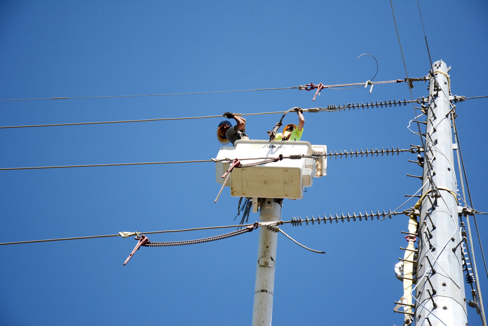 Fluor Completes Major Transmission Lines in Puerto Rico; Power on the Way to Urban Center