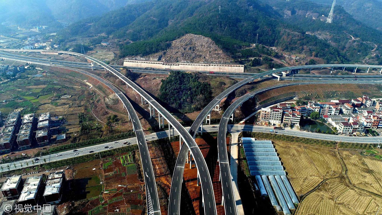China Starts Work on World’s First ‘Super Highway’ that Can Charge Electric Cars as They Drive