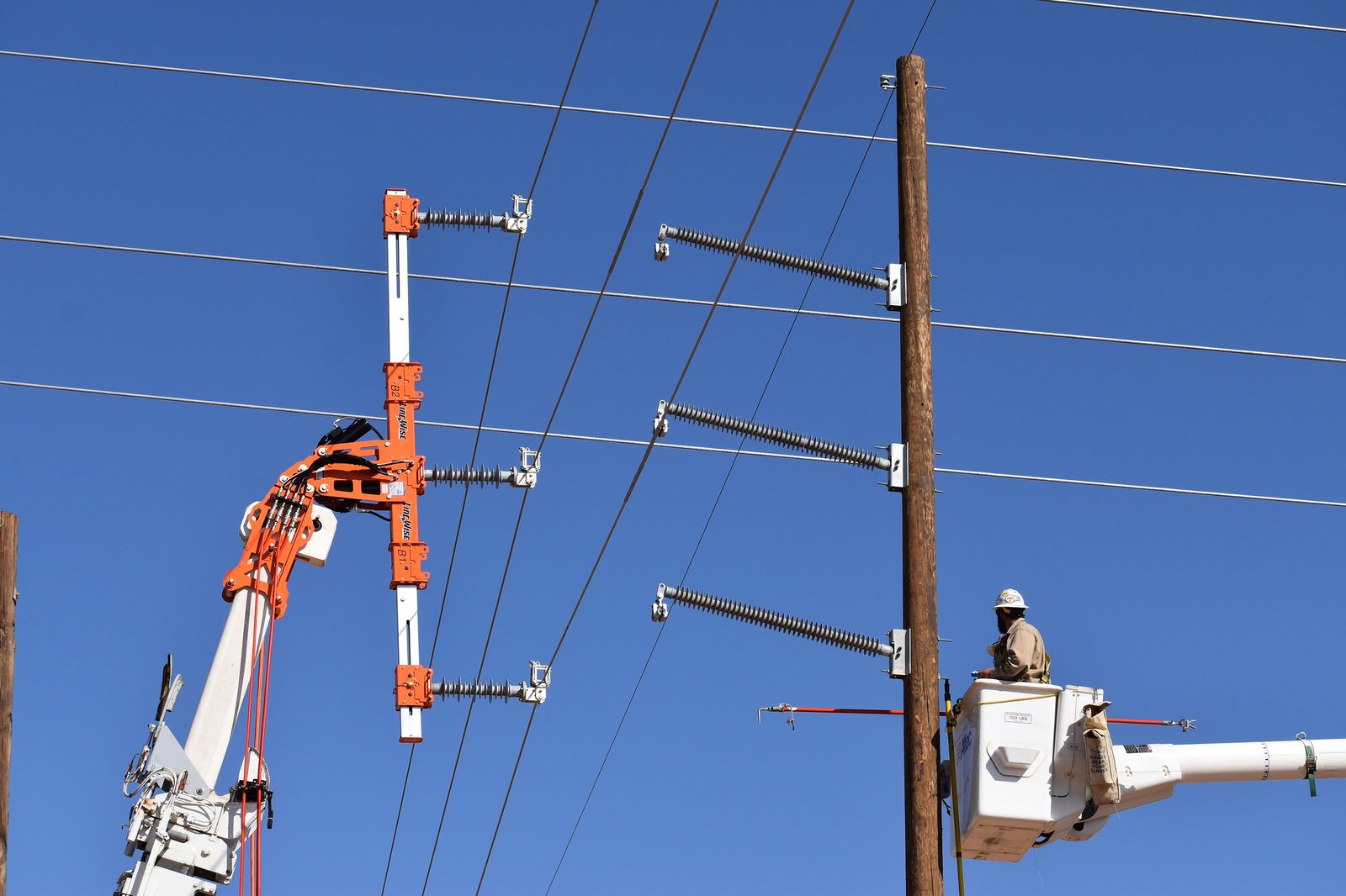 New LineWise TLL-500A Series 3 Triple Line Lifter for Subtransmission Applications Features Hydraulic Articulation, Extension and Retraction