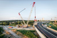 Mammoet removes bridge section in confined city center