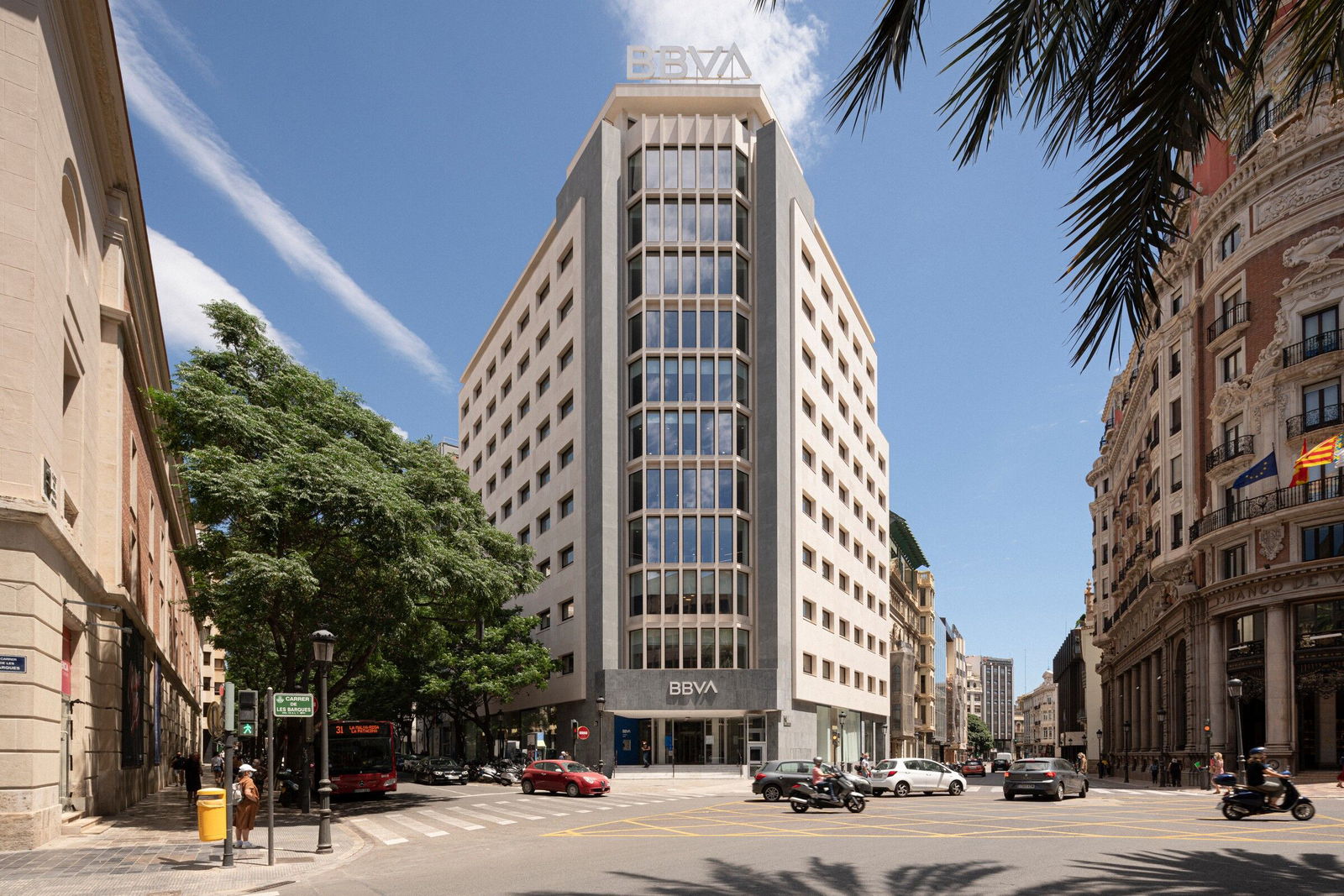 Integral refurbishment of BBVA's bank headquarters in Valencia by Miriam Castells Studio