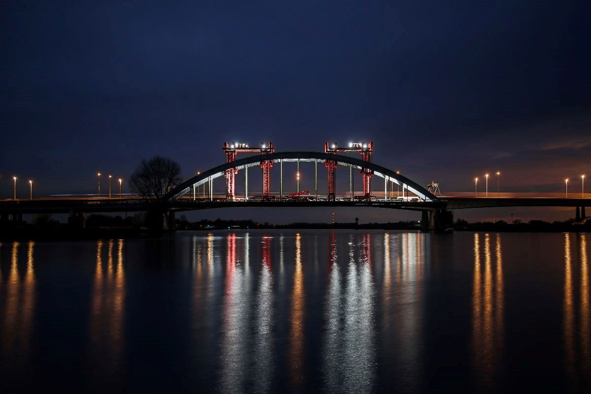 Mammoet moves steel-arched bridge in nighttime operation