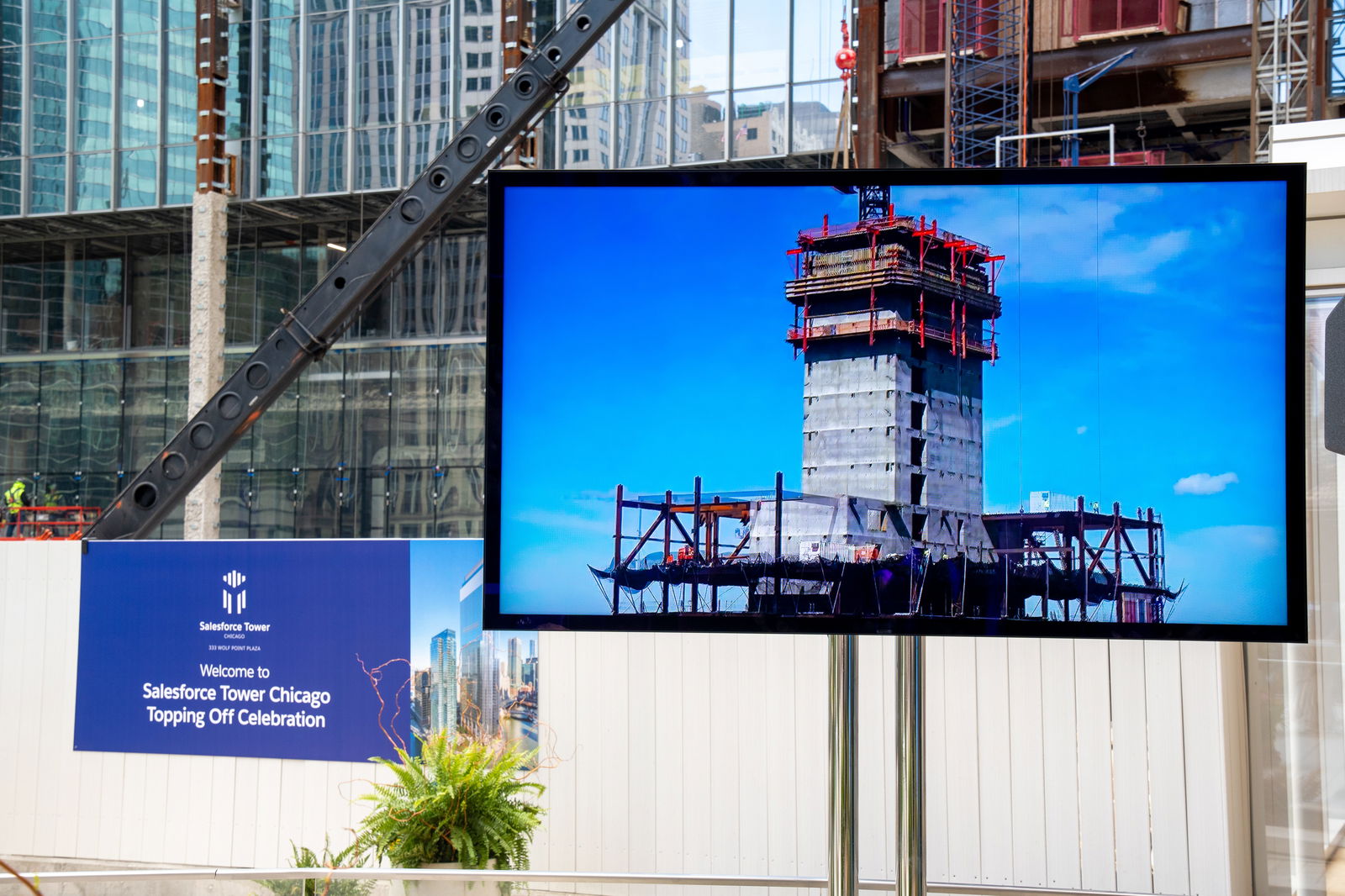 Hines and Salesforce Celebrate the Topping Out of Salesforce Tower Chicago