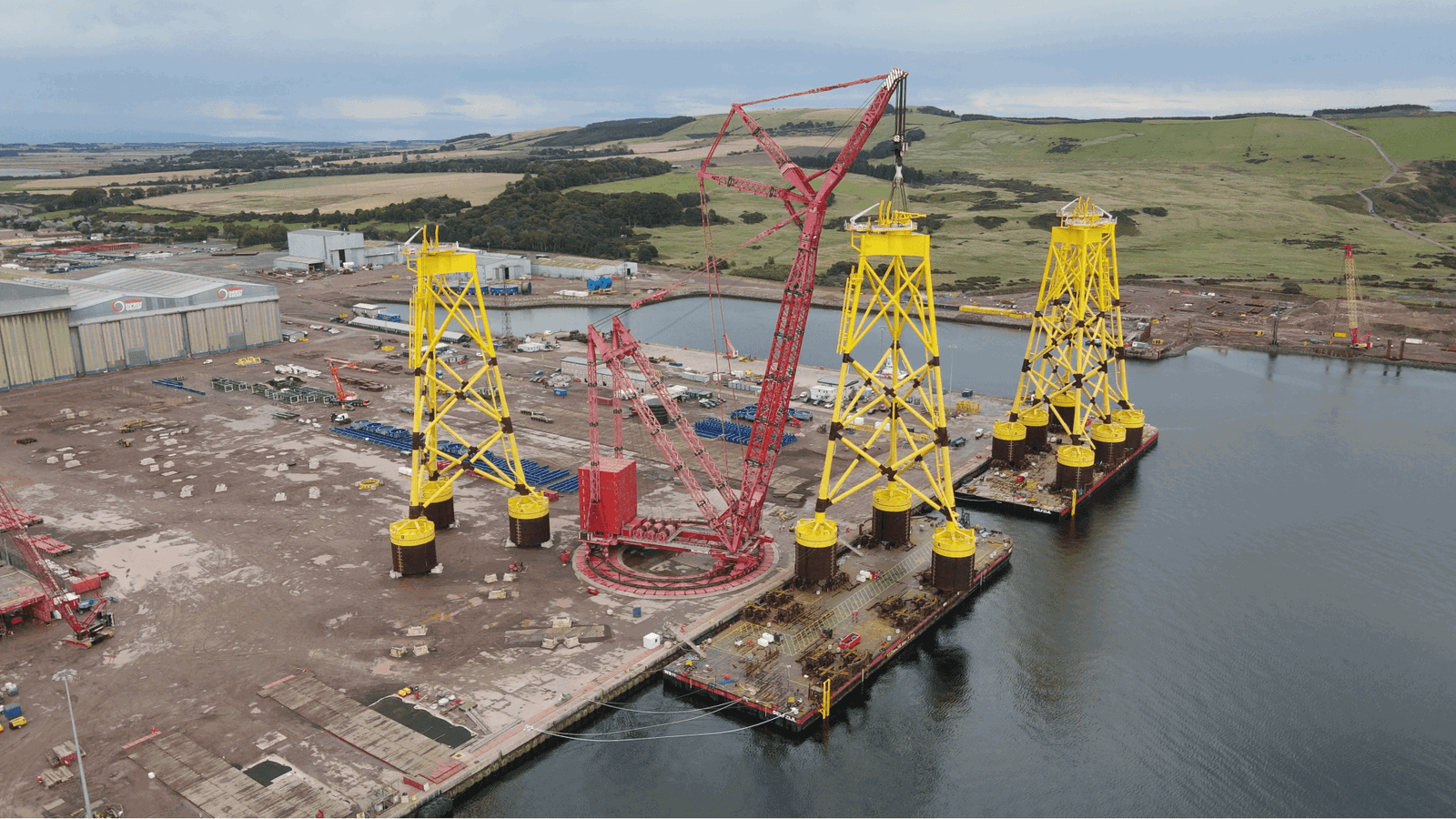 Offshore wind jacket lifts via ring crane keep work going, whatever the tide