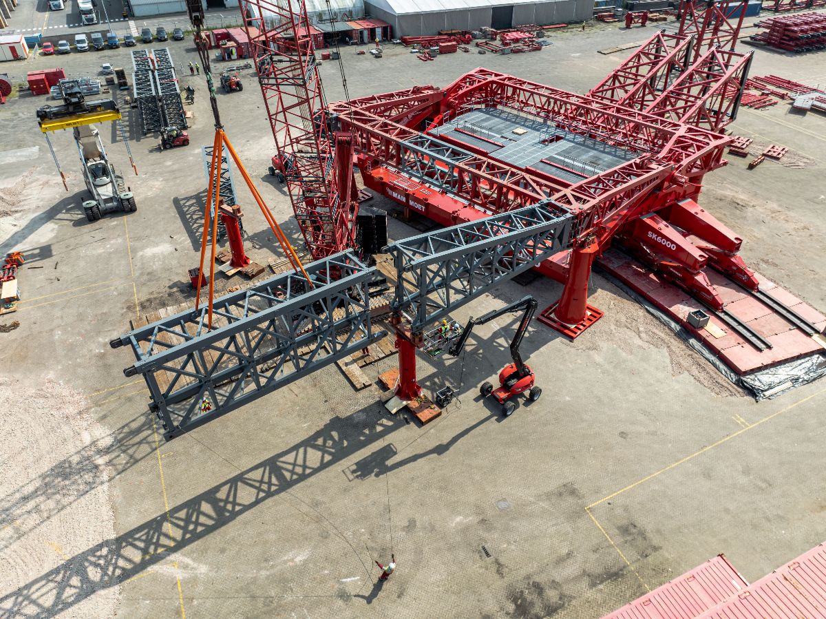 Mammoet begins assembly of world’s biggest land-based crane