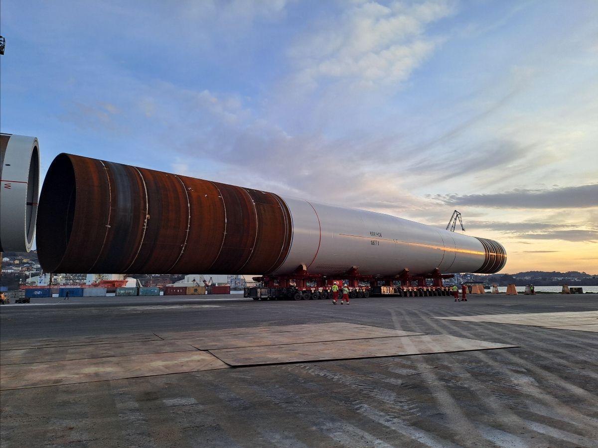 14 XXL monopiles readied for installation with efficient movements and specialized equipment