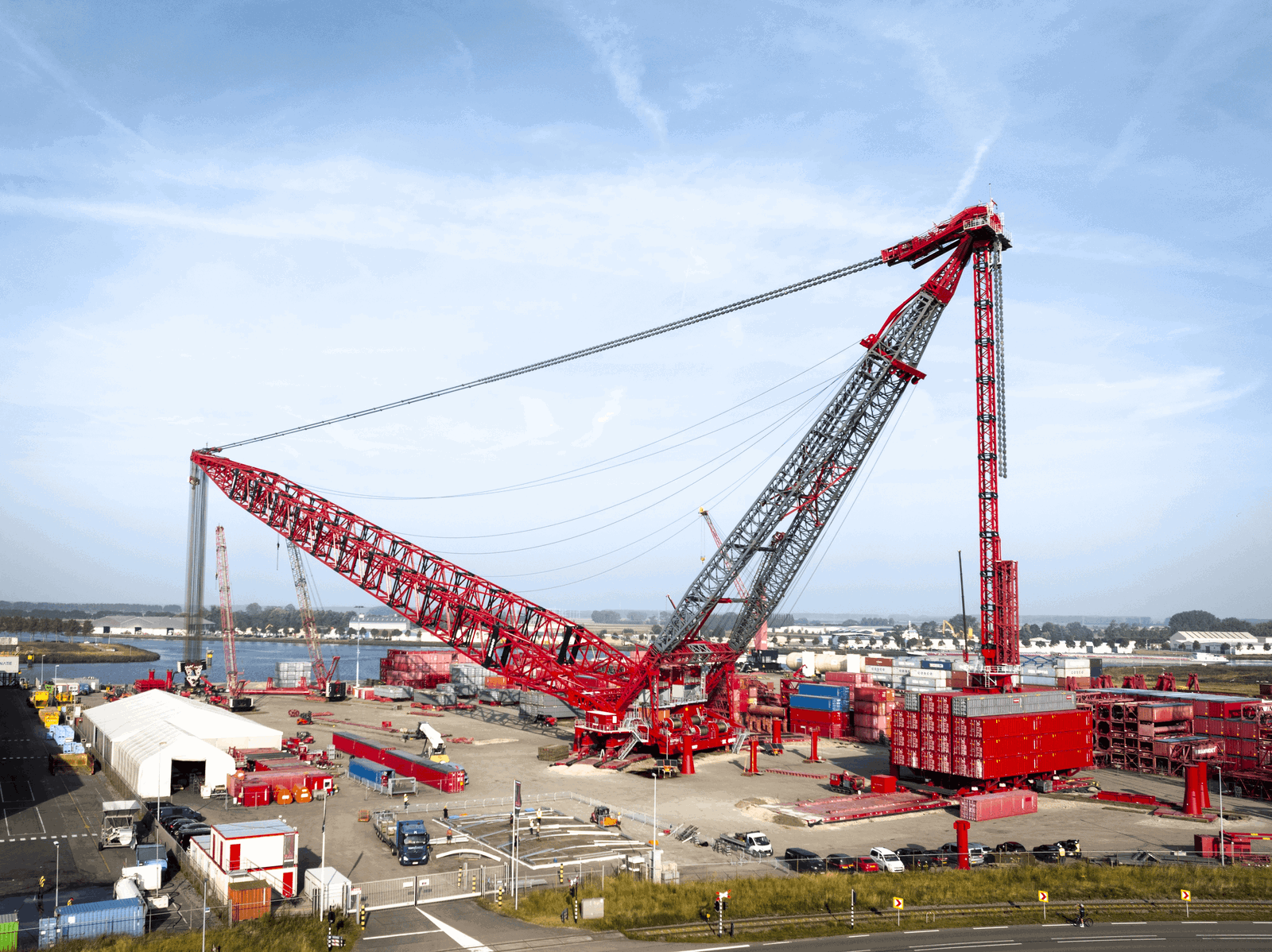 Mammoet launches world’s strongest land-based crane