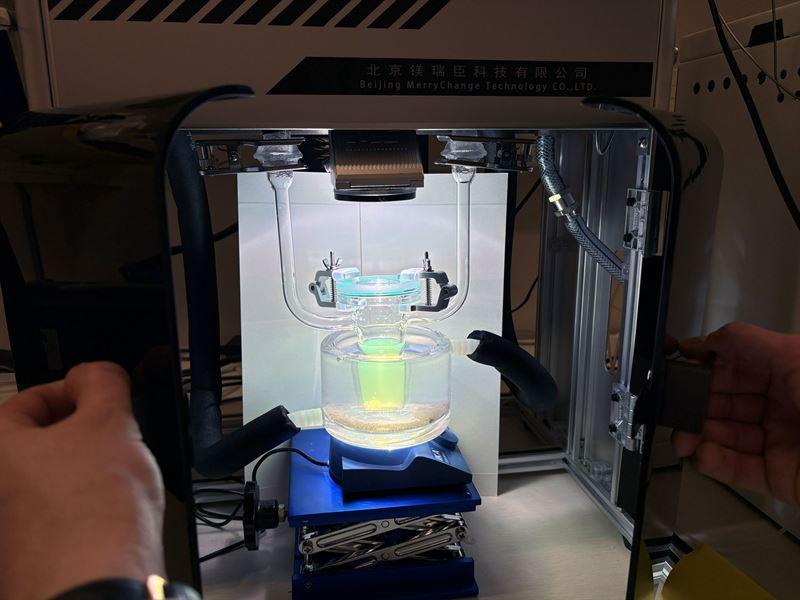 When a lamp simulating sunlight is directed at a beaker of water containing nanoparticles of electrically conductive plastic small hydrogen gas bubbles almost immediately begin to rise through the water The gas is then guided through tubes to a hydrogen storage container where the amount of hydrogen produced can be read in real time